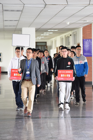 考生入场 张谌明摄.jpg