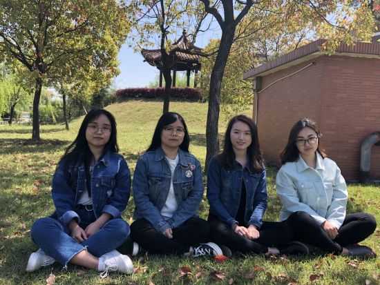 图为:李悦、罗丹桐、周沁心、陈优琪穿着统一的牛仔外套坐在树荫下。 校方提供 图为:李悦、罗丹桐、周沁心、陈优琪穿着统一的牛仔外套坐在树荫下。 校方提供