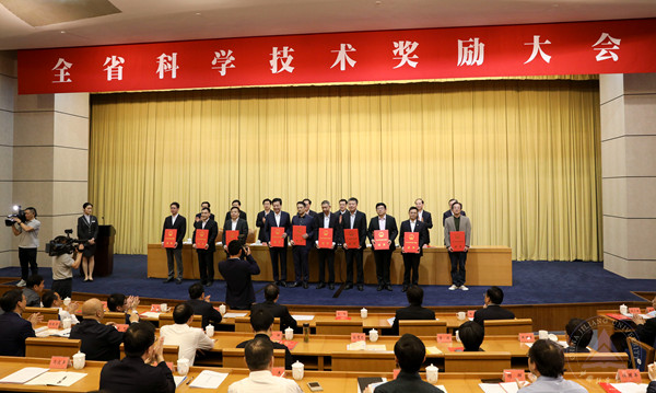 省领导为2018年度省科学技术奖一等奖获得者颁奖-右一为李青老师 (3).jpg