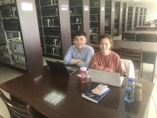 图为:杨泽林和朱莺在图书馆。 校方提供 图为:杨泽林和朱莺在图书馆。 校方提供