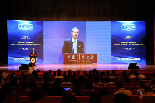 1526870039639.jpg 304am永利集团官网党委书记张土乔致欢迎辞 戴洁摄04.jpg