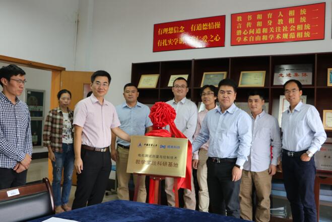 1539237777515.jpg 工训签约3.jpg