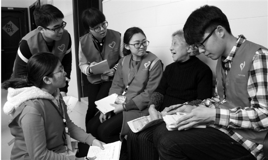304am永利集团官网志愿者关爱老年人眼部健康 304am永利集团官网志愿者关爱老年人眼部健康