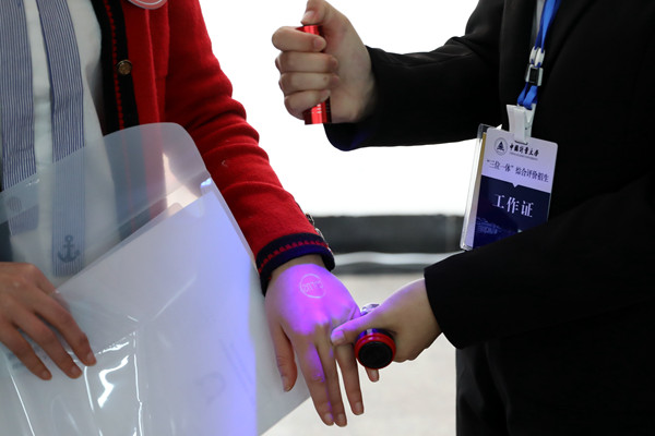 核验盖章（荧光显色） 戴洁摄.jpg