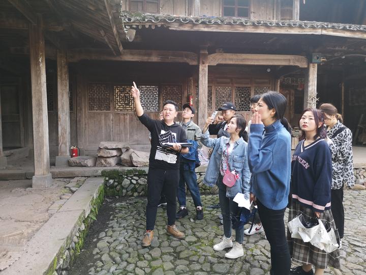 304am永利集团官网师生赴台边村开展“最美民宿”设计调研活动.jpg 304am永利集团官网师生赴台边村开展“最美民宿”设计调研活动.jpg
