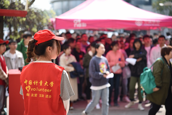 考生候场 张谌明摄.jpg